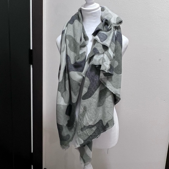 Express Camo Scarf/Small Blanket Square Approx 36” x 36” - Picture 2 of 6
